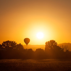 Naklejka premium Hot air balloon at sunset