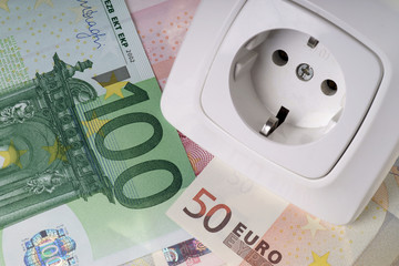 Steckdose und Euroscheine