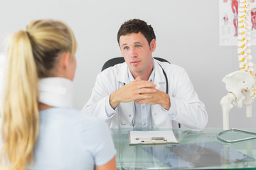 Obraz premium Concerned doctor having an appointment with a patient