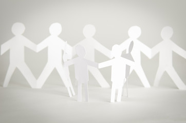 Kette aus Papiermenschen