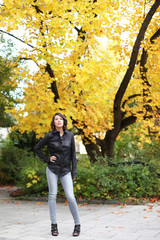 Fototapeta premium Frau in Herbstlandschaft