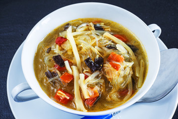 Thai-Suppe mit Pilzen, Glasnudeln und Gemüse