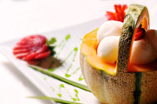 cestino di cantalupo con sorbetto e fragole