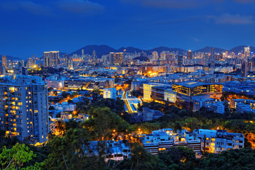 Obraz premium Widok na centrum Kowloon Hongkong ze wzgórza Beacon Hill.
