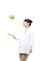 レタスを投げる女性