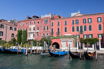 Fototapeta na wymiar Venice Grand Canal and gondola small harbor