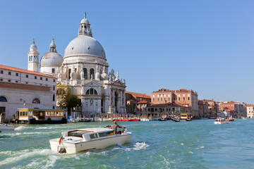 Fototapeta na wymiar Wenecja, Włochy. Bazylika Santa Maria della Salute i Grand Canal