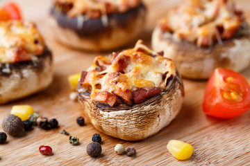 Stuffed champignons with ham and cheese
