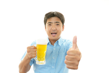 ビールを楽しむ男性