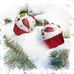 Fototapeta na wymiar Boże Narodzenie, ciasta, zabawka na drzewie zimą w śniegu