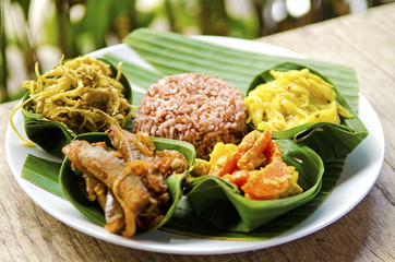 traditionelles vegetarisches Curry mit Reis in Bali Indonesien