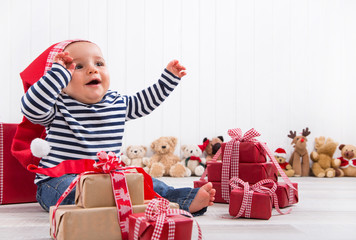 Kinderaugen an Weihnachten - Baby mit Geschenke zum Fest