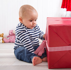 Das Wunschkind an seinem ersten Weihnachtsfest - Baby