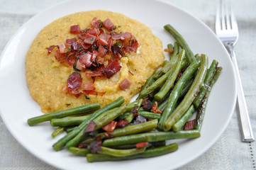 Polenta mit Speck und grünen Bohnen