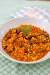 Eintopf mit Kürbis, Rindfleisch und Gerste