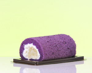 Obraz na płótnie Canvas Purple roll cake