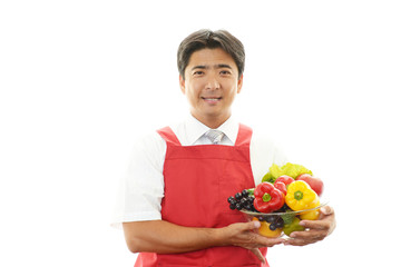 料理を楽しむ男性