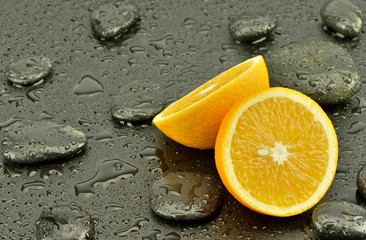 Pomarańcze z kamieniami do spa - obrazy, fototapety, plakaty