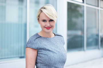 Hübsche Frau mit kurzen Haaren