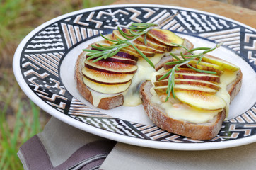 Walnut bruschetta with Epoisses French cheese, figs and honey