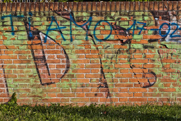 Muro con graffiti