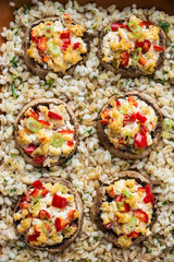 Tofu-Champignons auf Gerste und Weizen