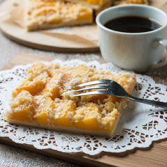 Streuselkuchen mit Pfirsichstreifen