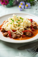 Sojaschnetzel-Gulasch mit Pasta
