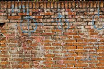 Muro con graffiti