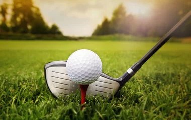 Foto auf Acrylglas Golf Golfschläger und Ball im Gras