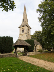 Fototapeta na wymiar Stary kościół w dzielnicy Cotswold Anglii