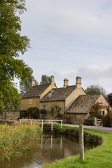 Fototapeta na wymiar Stare domy w dzielnicy Cotswold Anglii