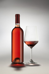 Bottiglia e Bicchiere vino rosato