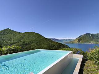 piscina esterna sul lago di Lecco, Italia - obrazy, fototapety, plakaty