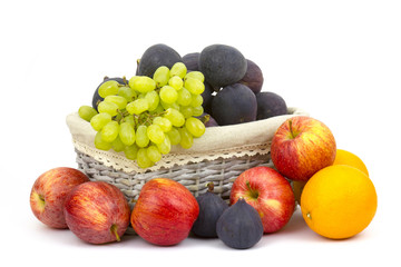 Obraz na płótnie Canvas fresh fruits in a basket