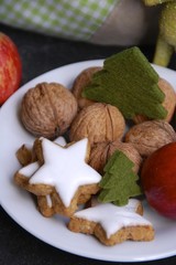 Nikolausteller mit Weihnachtsplätzchen