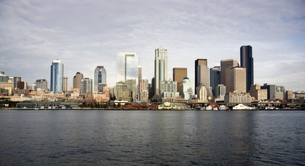Fototapeta na wymiar Seattle Downtown Piers Dock Waterfront Elliott Bay Architektura