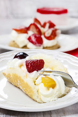 Sponge roll with fresh fruits