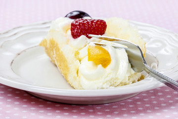 Sponge roll with fresh fruits