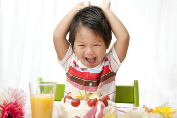 お誕生日を喜ぶ子供