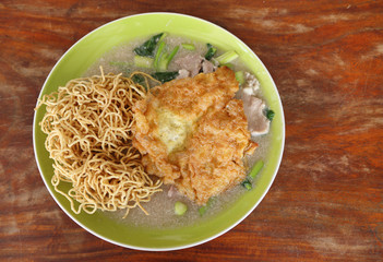 crispy fried noodles with omelet