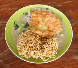crispy fried noodles with omelet