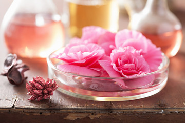 Obraz na płótnie Canvas aromaterapia i alchemia z różowe kwiaty