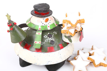 Schneemann serviert Zimtsterne