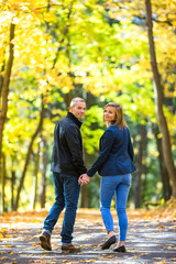 Obraz premium Urban leisure - woman and man walking in park