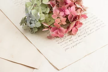 Gordijnen old love letters and garden flowers hydrangea © LiliGraphie