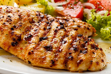 Grilled chicken breast and vegetables