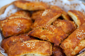 Piroggen mit Hackfleisch gefüllt und Sesam