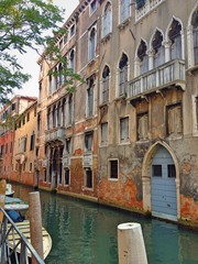 Fototapeta na wymiar Kleine Strasse in Venedig