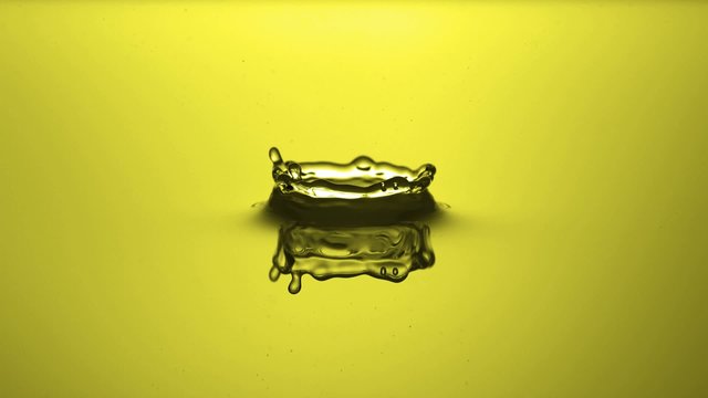 Wassertropfen slow motion gelb